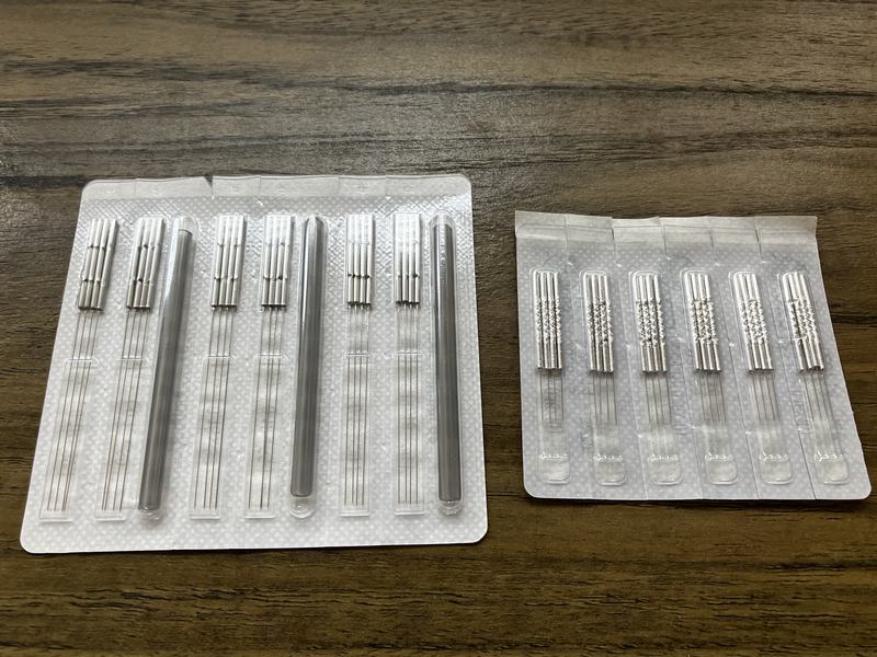 当院で使う鍼。左が身体の施術に使う鍼、右が美容鍼に使う細い鍼
