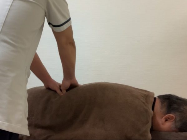 首から肩の施術風景